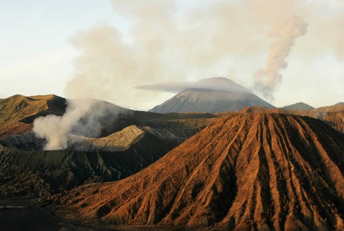 据悉,火山爆发已造成2人死亡,5人