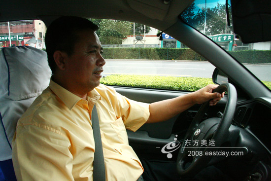 新闻中心 国内新闻 >>本页  昨天是北京出租车司机统一着装的第一天