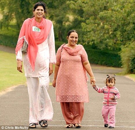 巴基斯坦女巨人身高2.19米 申请在英国避难(图)