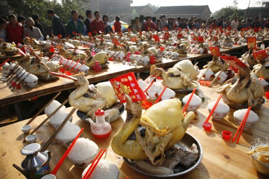 村民在祠堂前摆百鸡宴祈福